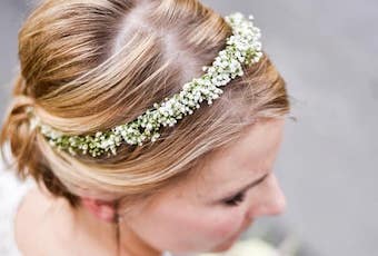 Braut mit Kranz im Haar