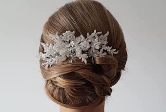 Brautfrisur mit Spange im Haar